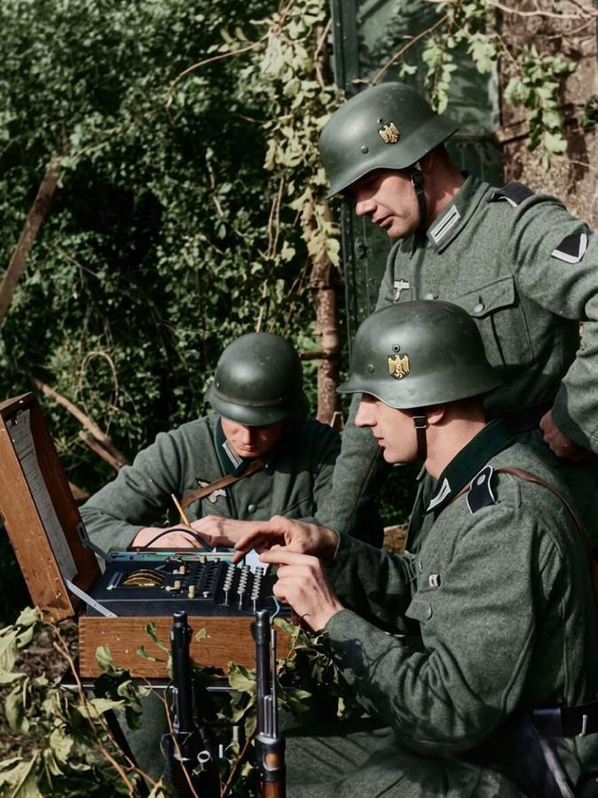 二战期间，德国国防军士兵在正在操作恩尼格玛密码机。

恩尼格玛是一种机电式密码设