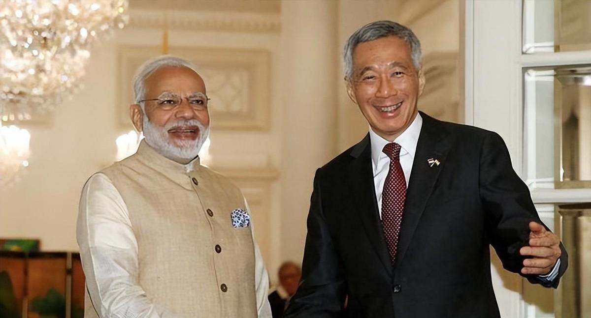 果不其然。
 
新加坡突然保持沉默。
 
从语言这根线拎起来最直观。建国后新加坡