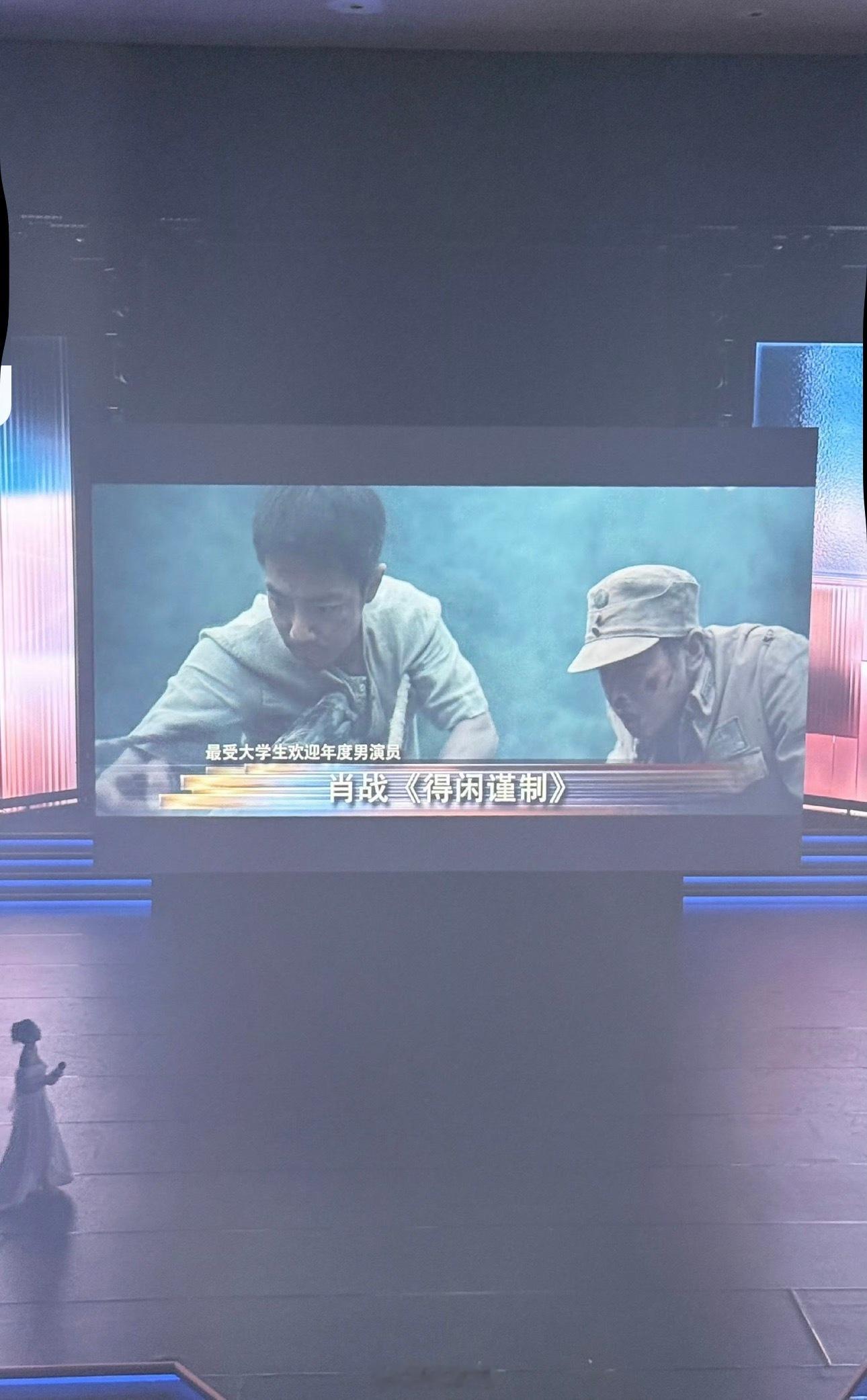 肖战影视双帝肖战左手视帝右手影帝 继SMG最佳男演员后，肖战凭借《得闲谨制》得闲