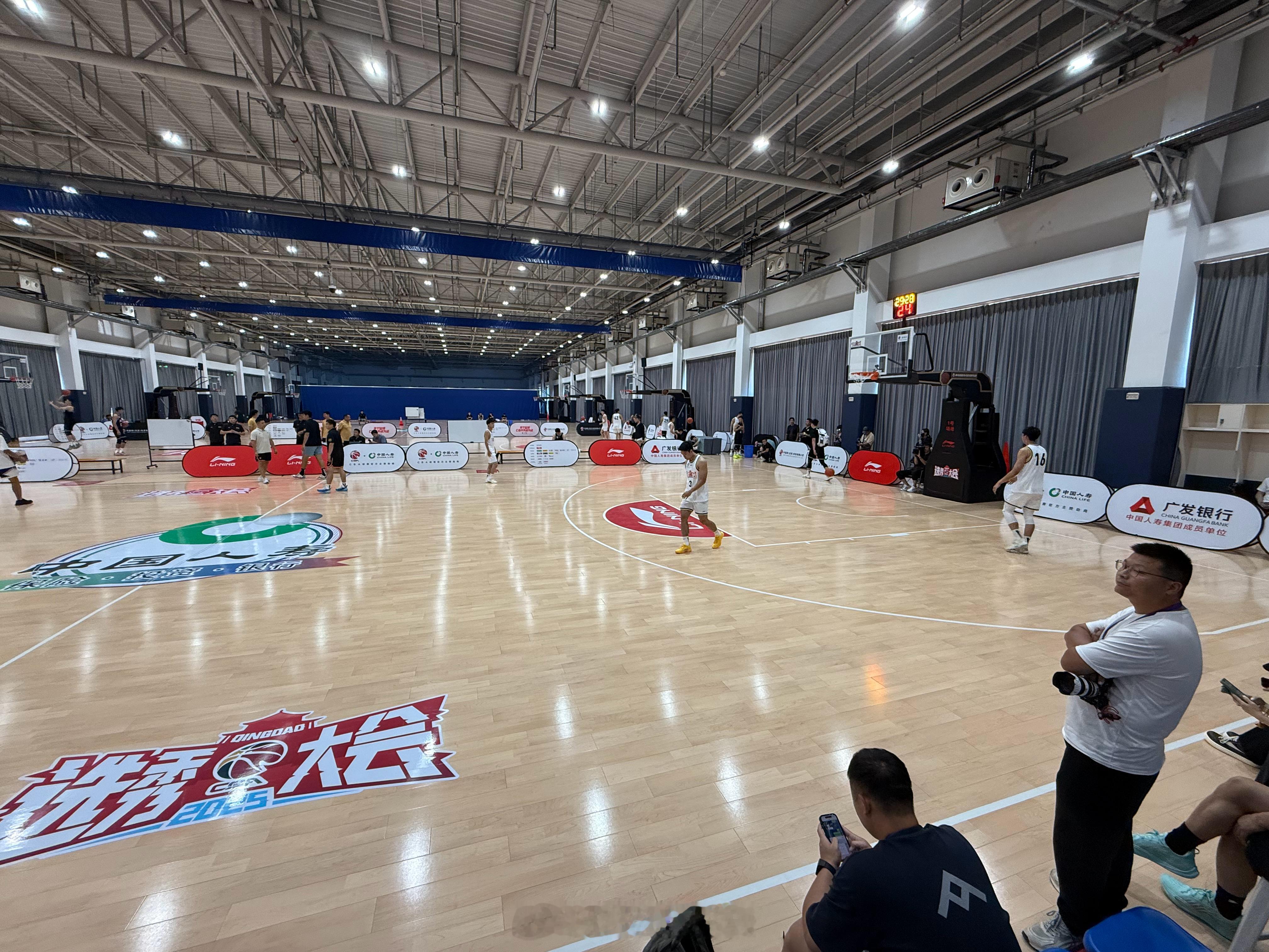汇报赛即将开始，各俱乐部高层陆续到位了，直播去图4看。探长带你看cba选秀202