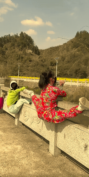 不怕八毛多，就怕四毛聚一窝。
这不是大水冲上来的，这是幺蛾子不知从哪个地方跑出来