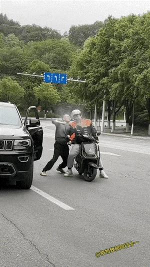 看了几遍视频
感觉很悲哀和无奈
小伙子的“血气方刚”去哪里了呢？
是可忍孰不可忍