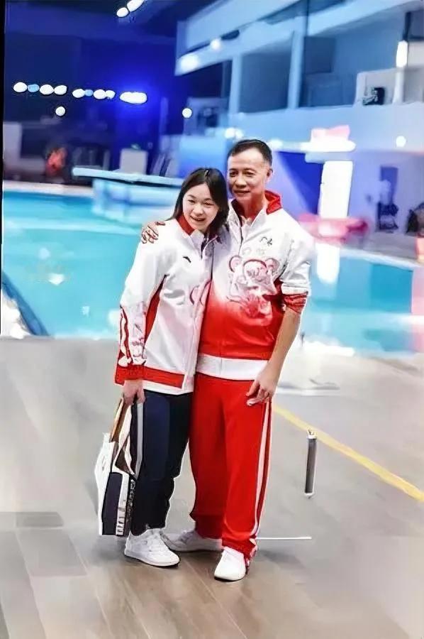 看这张合影，我鼻子瞬间酸了。

婵宝站在何导身边笑成月牙，可谁注意到她手腕上还裹