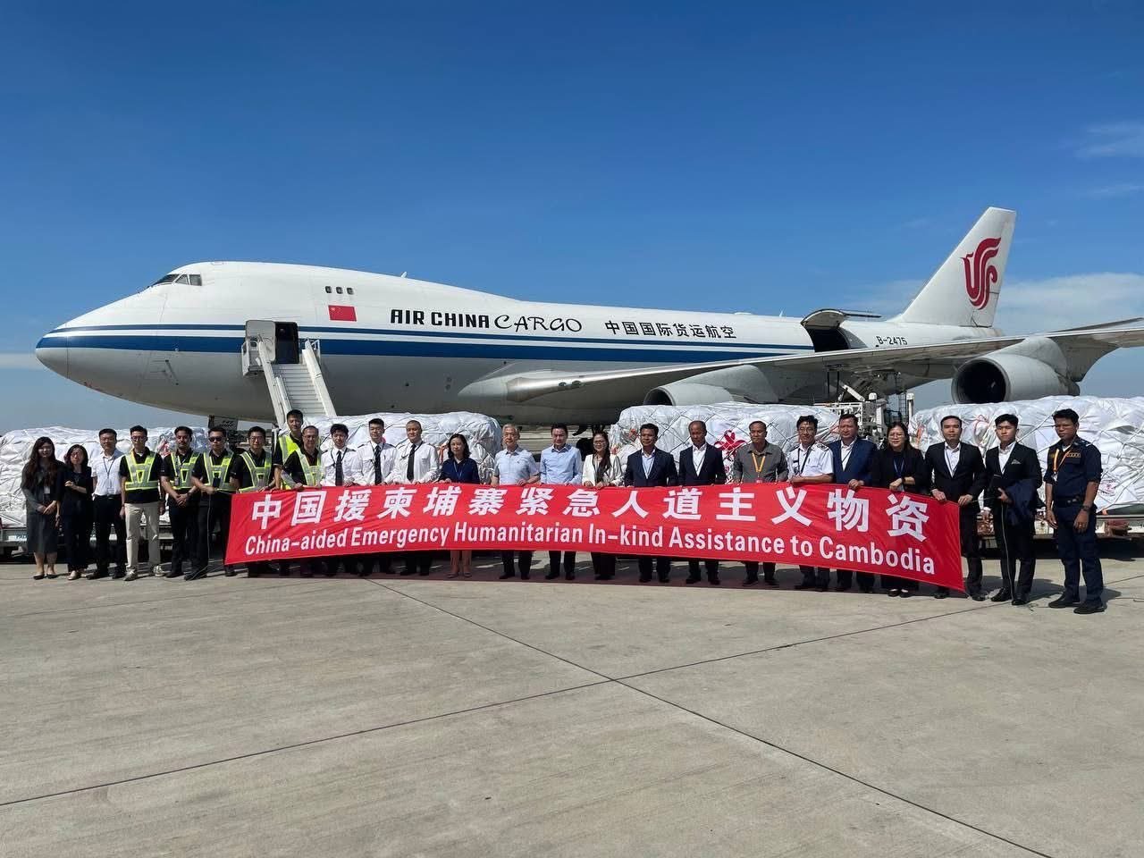 飞扬军事 今日，中国向柬埔寨交付紧急人道主义援助物资，以帮助因柬泰边境持续武装冲