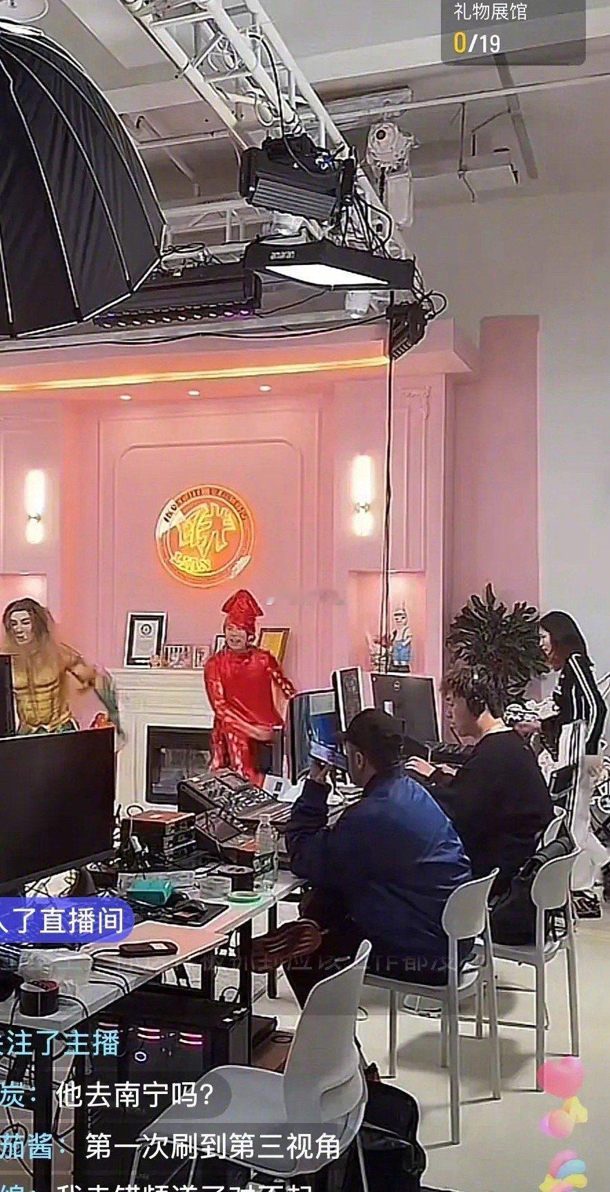 第三视角的刘畊宏直播间原来是这样，肤浅了，还以为是在房间录的，结果只刷了一面墙。