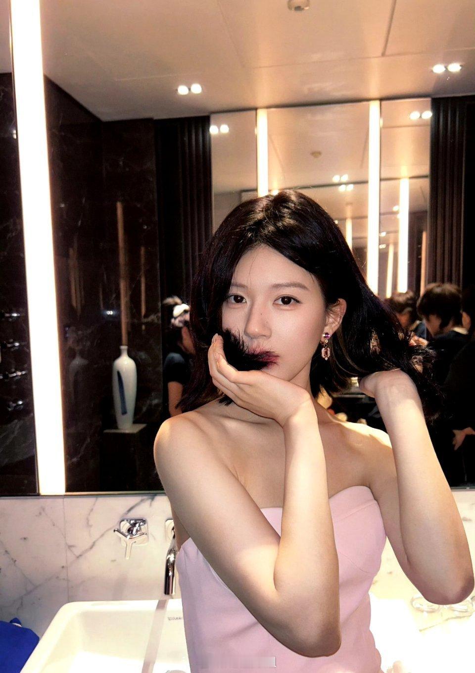 赵露思这个造型感觉又黑又土，这是咋回事啊？ ​​​