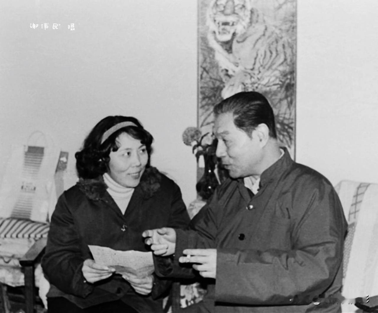 #谢伟民老照片#  1983年1月9日，上海长风皮鞋店营业员王月英（左）登门拜访