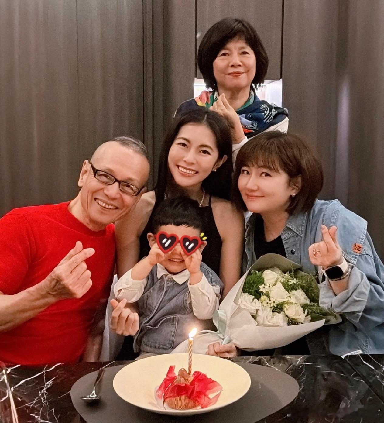 Selina带儿子为妹妹庆生，小腰果好可爱 