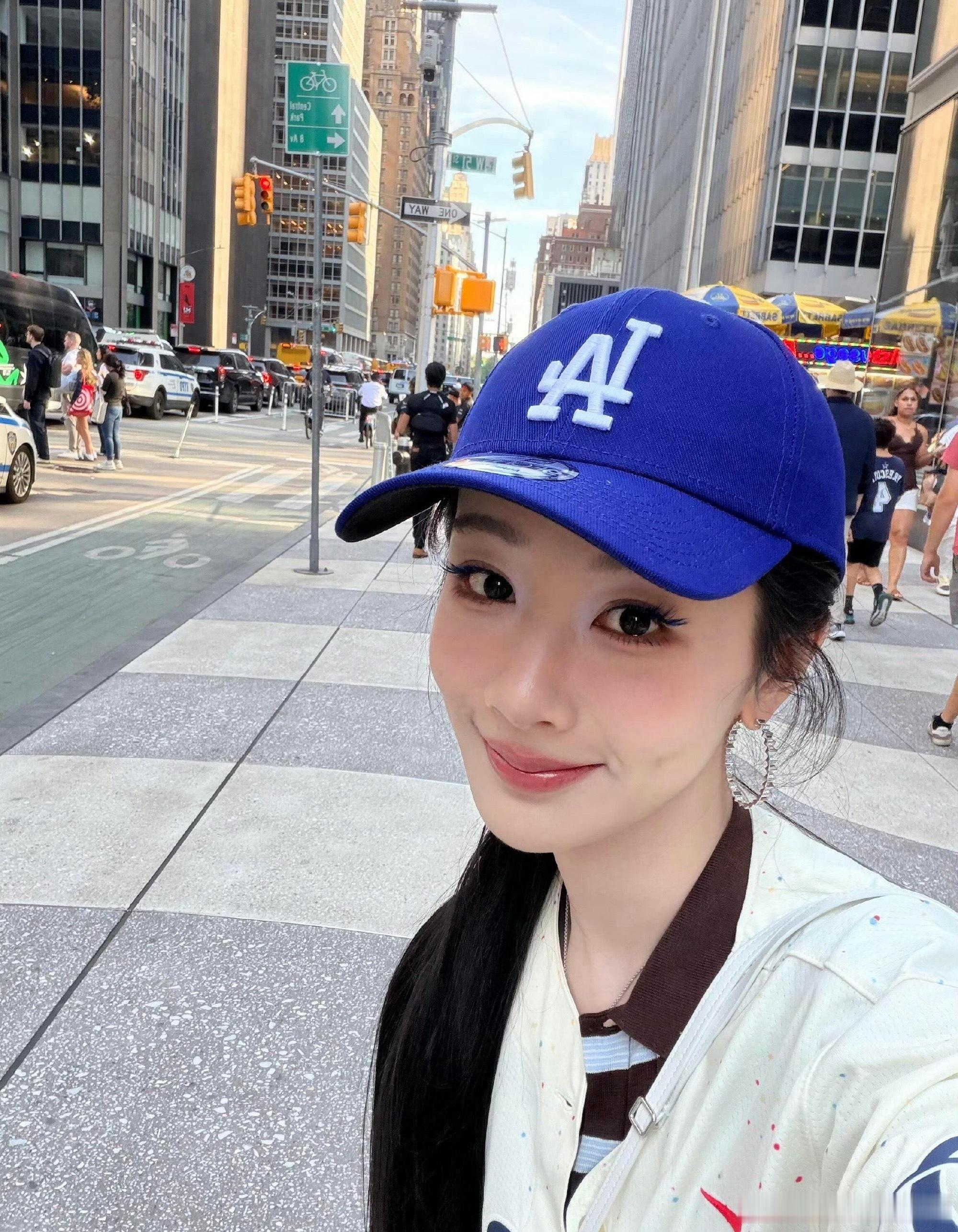 杨紫美国街头随拍，状态很松弛啊，来看看新鲜的🍇 