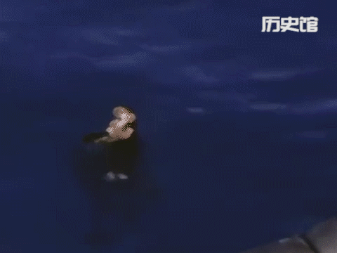 二战末期一名小日本的神风敢死队落入太平洋，附近的美军船只发现后打算施救，然而这位