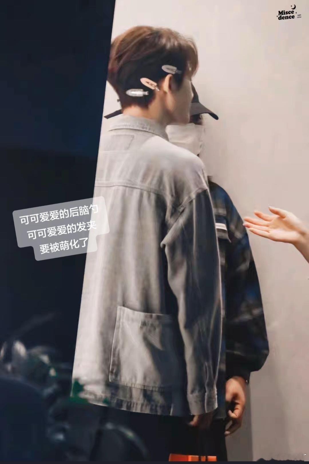 哇😯  宝宝好可爱好萌！可爱的后脑勺！可爱的小发夹！