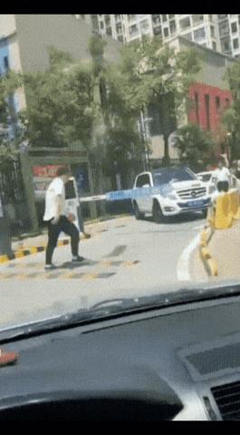 哗，打起来了！这位奔驰女为了斗气把车横在大门口，堵得大家进出不得，正当大家急得像