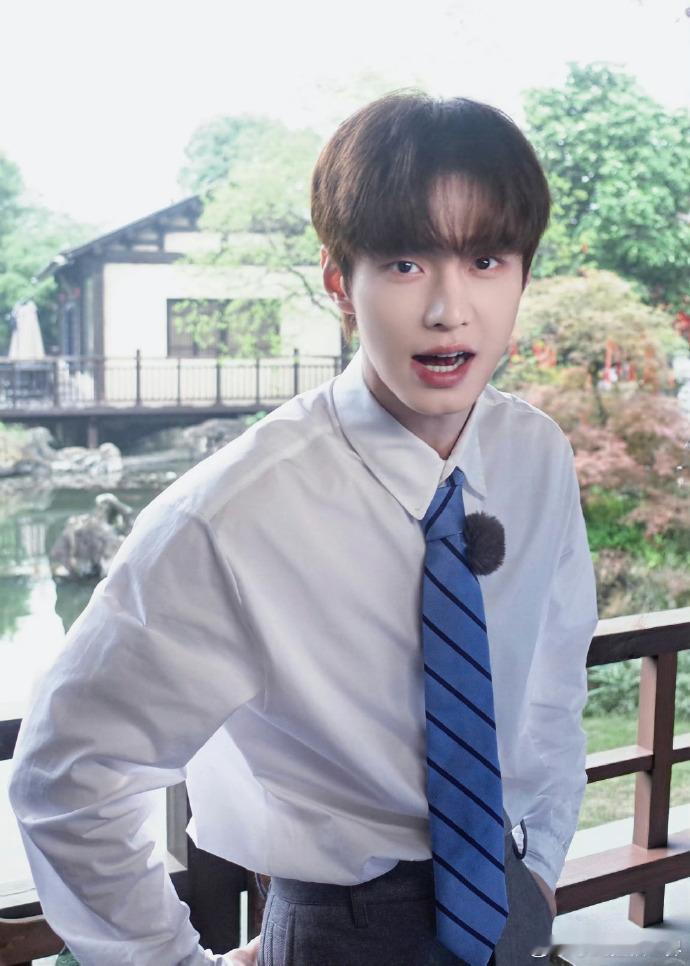 何与青年路上话青春何与学长风造型救命！何与这五四晚会造型直接封神，白衬衫配蓝领带