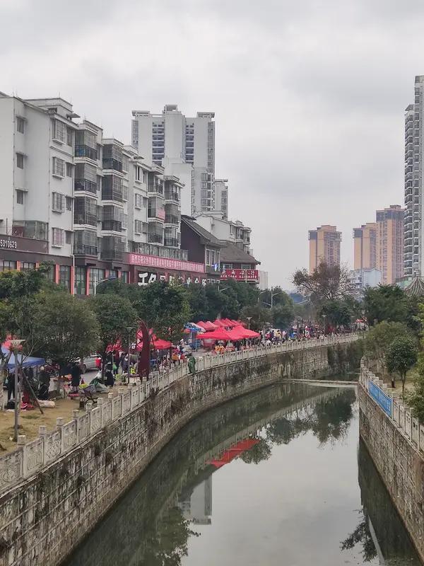 周边有河流和集市，那简直是生活的宝藏之地。就像宝鸡渭滨区，渭河穿城而过，清姜河更