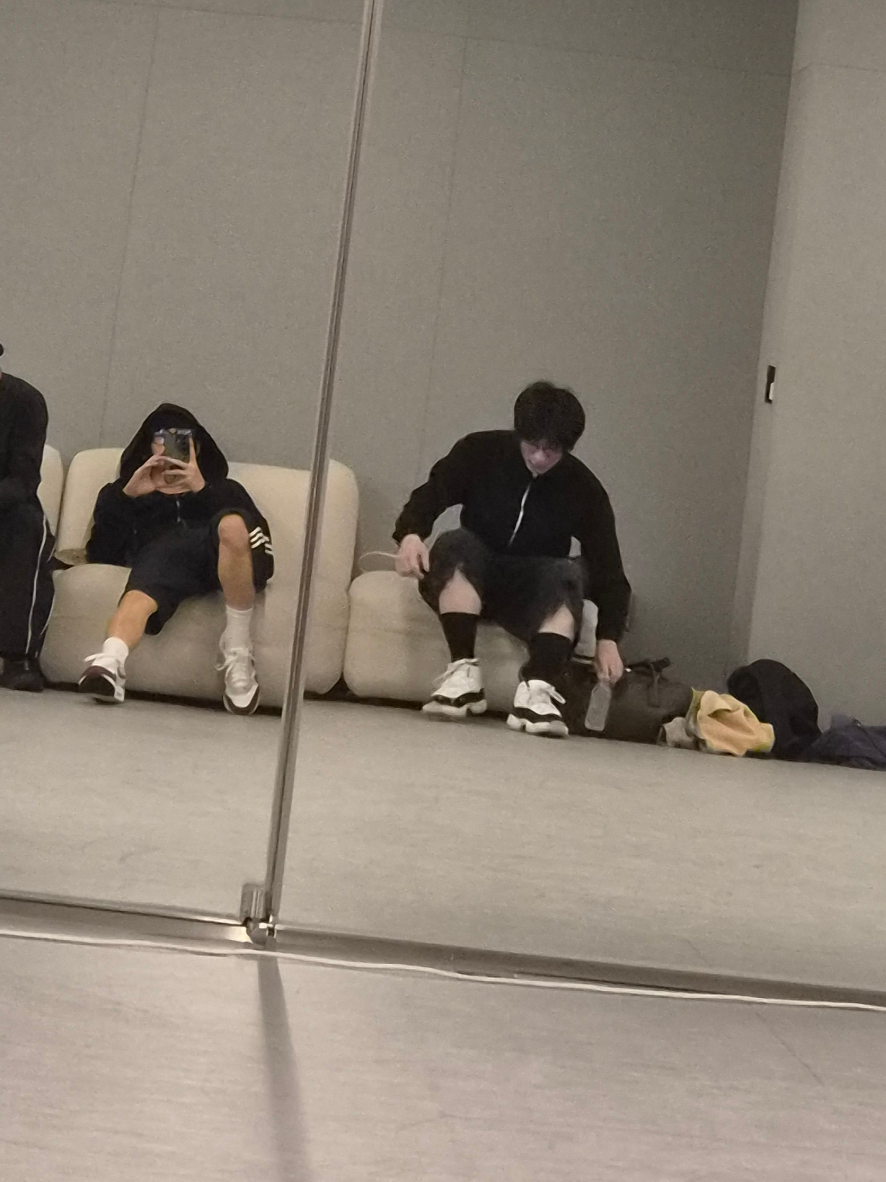 这波绝对故意的这旁边人的腿像巨人观似的然后她就故意拍出自己的小纤细