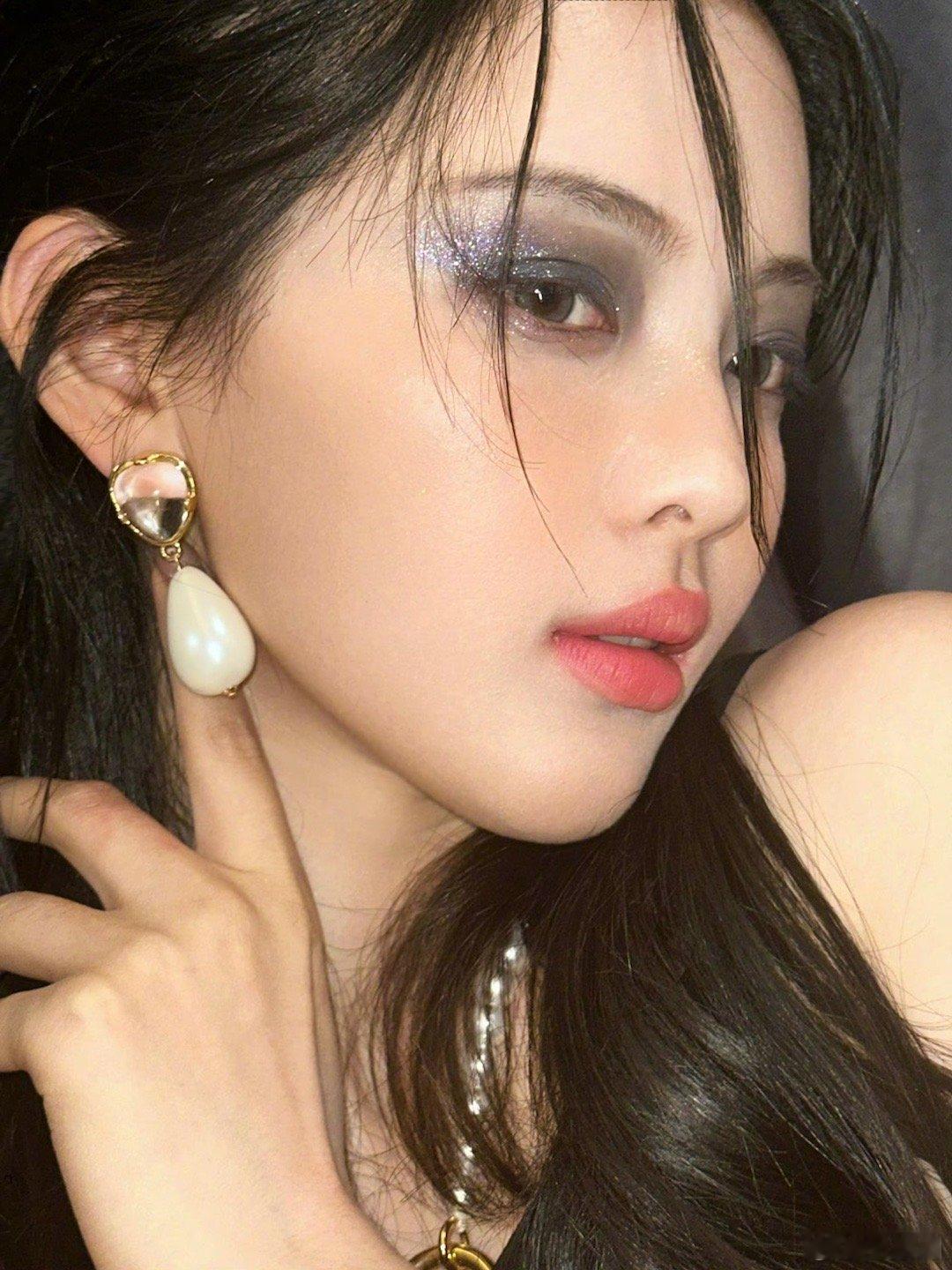 有网友指出杨超越烟熏妆很像韩素希，像吗～[吃瓜] ​​​