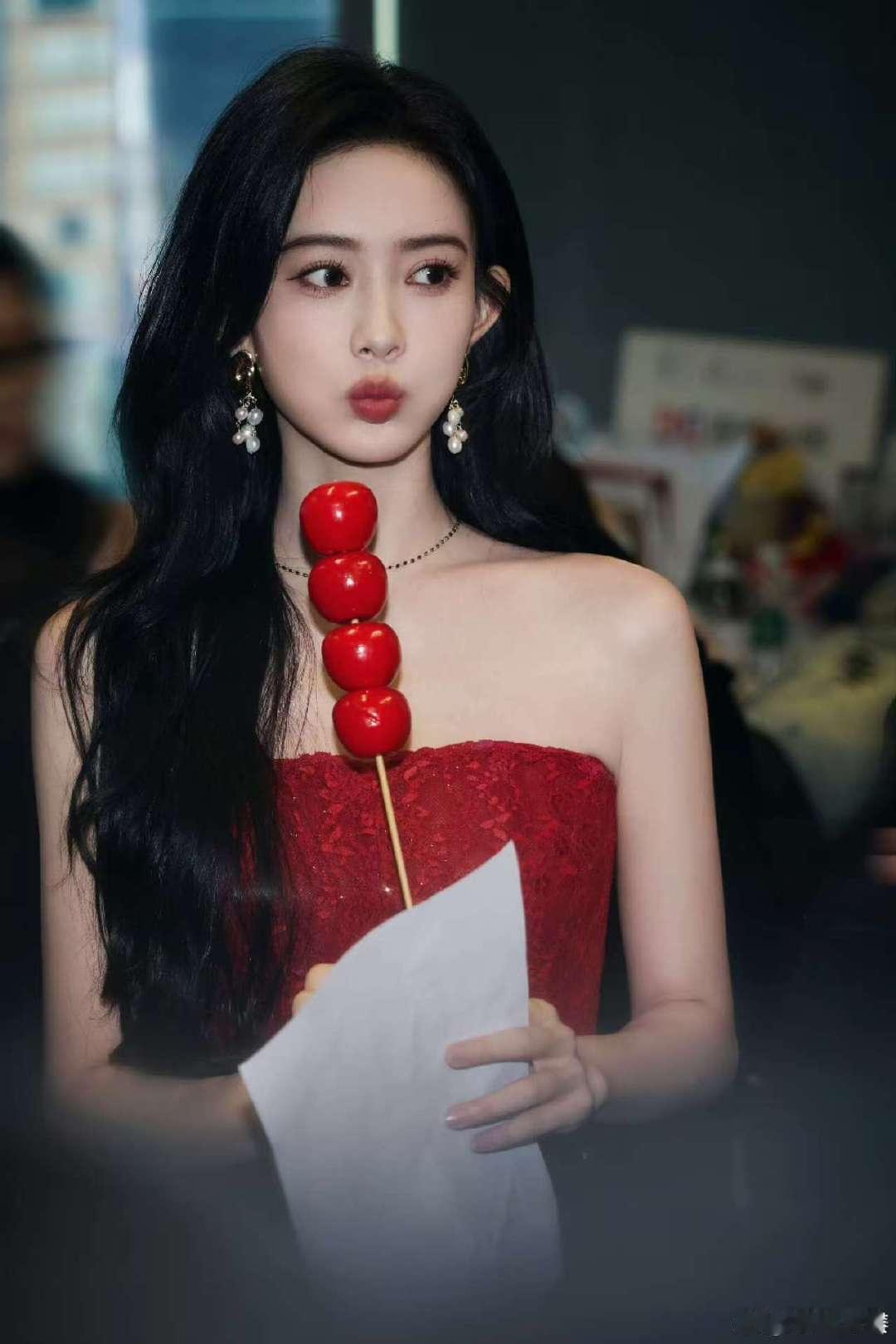 昭昭墨墨刚结婚就分开过年  跨年之夜，我们为昭昭墨墨的爱情祈祷，愿他们早日团聚，