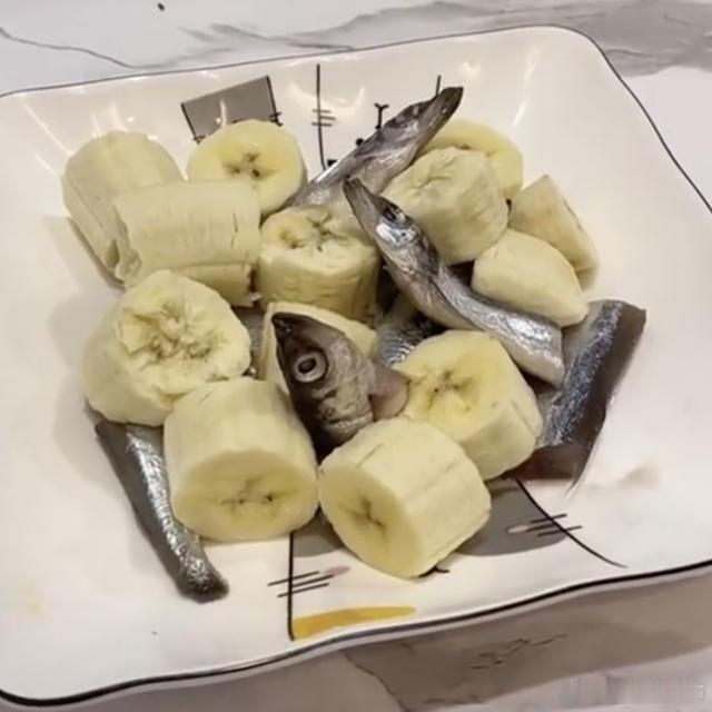 网上看到的图，莫名戳到我的笑点老菜新做：剁蕉鱼头！！！[笑cry]#记录生活# 