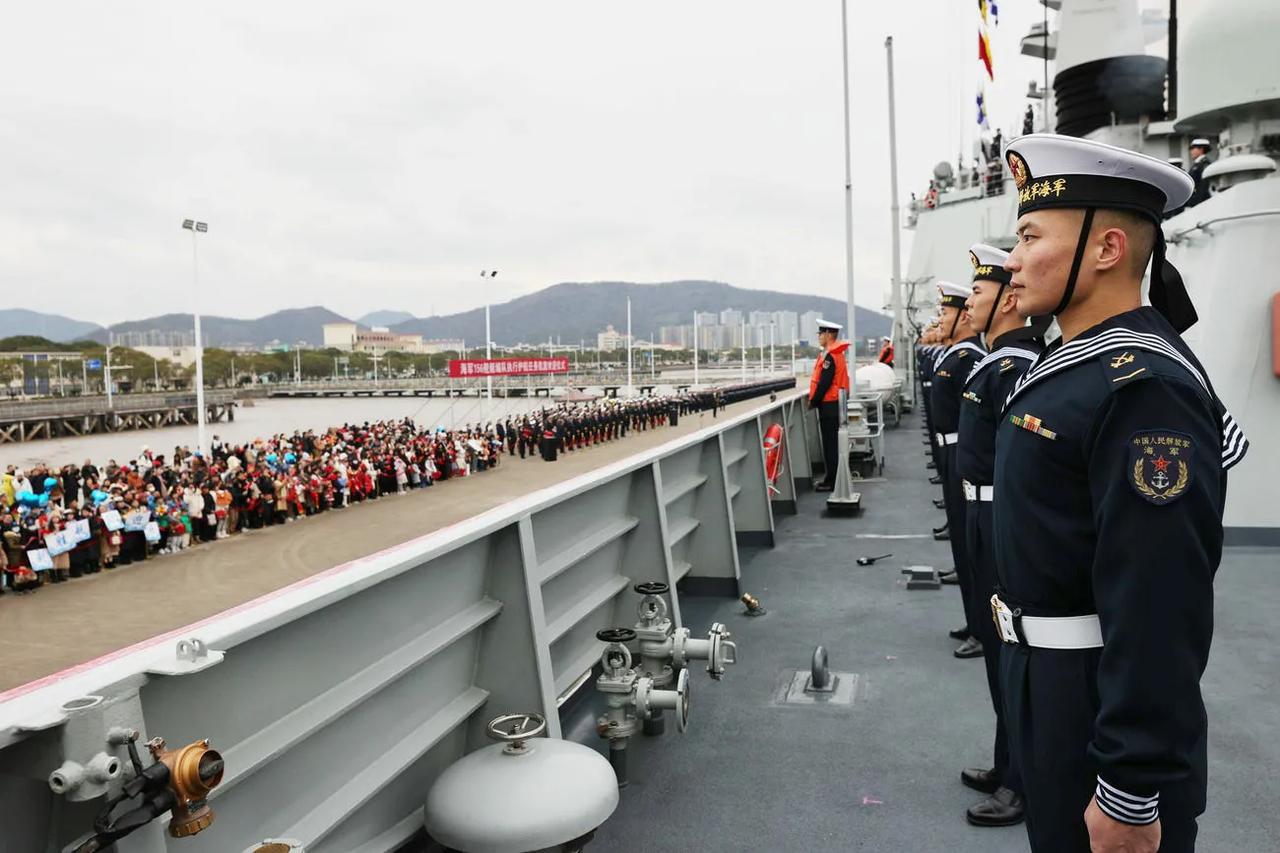 美国退役海军上将詹姆斯·斯塔夫里迪斯表示，如果美国想要跟上中国的军力步伐，就必须