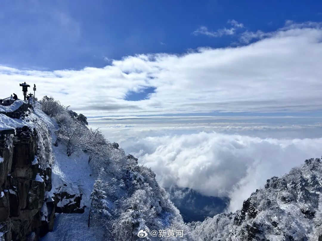 【#泰山6条登山线路恢复开放# 】3月2日，泰山景区管委会发布关于泰山景区有序恢