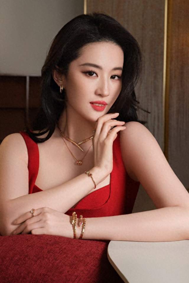 暖调光影下的刘亦菲，温柔明艳各有各的美