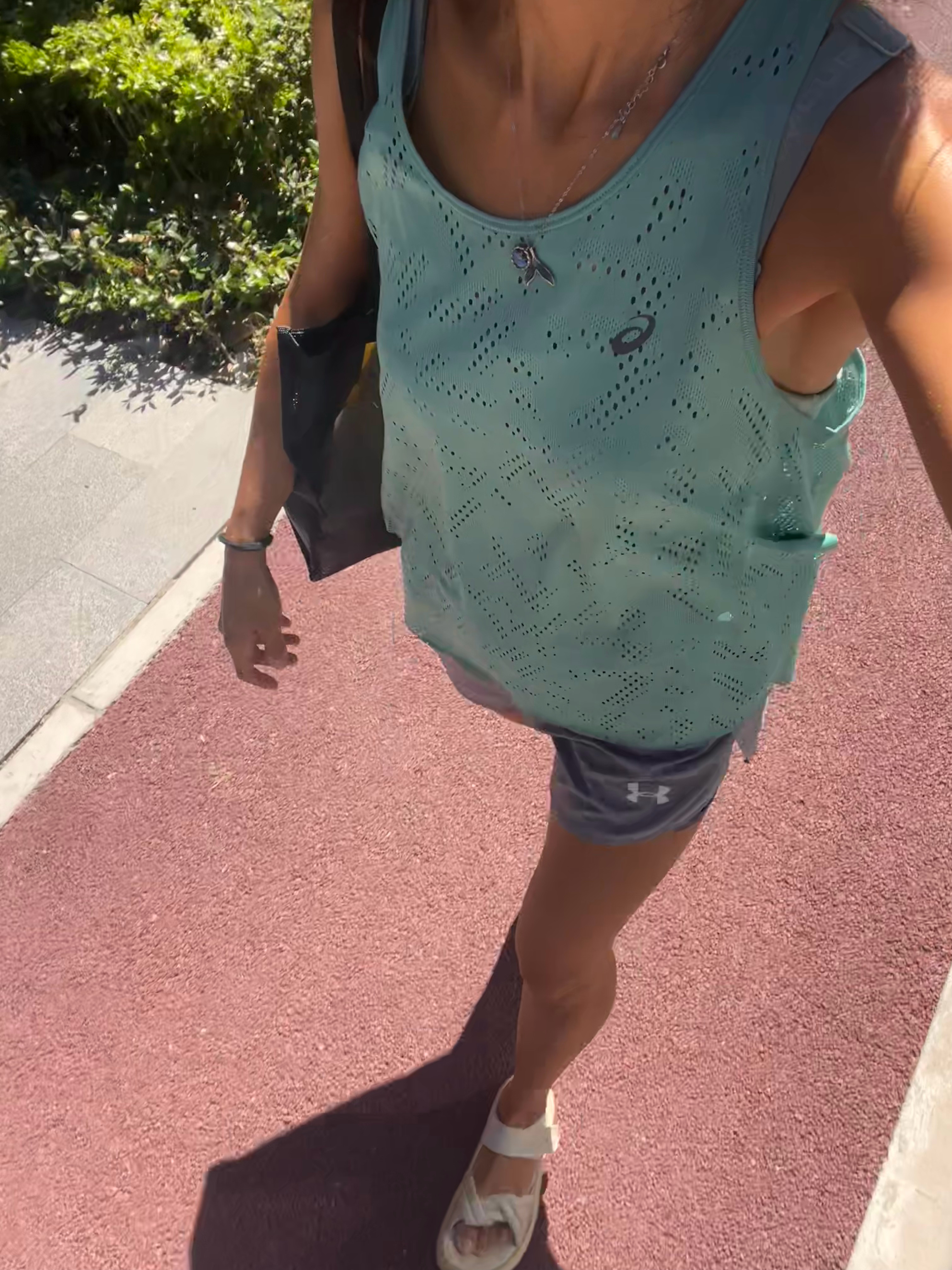 不仅跑步 还游泳了不仅游泳 还游了三场最后一场顶着清场时间全泳池就四个人跑步[超