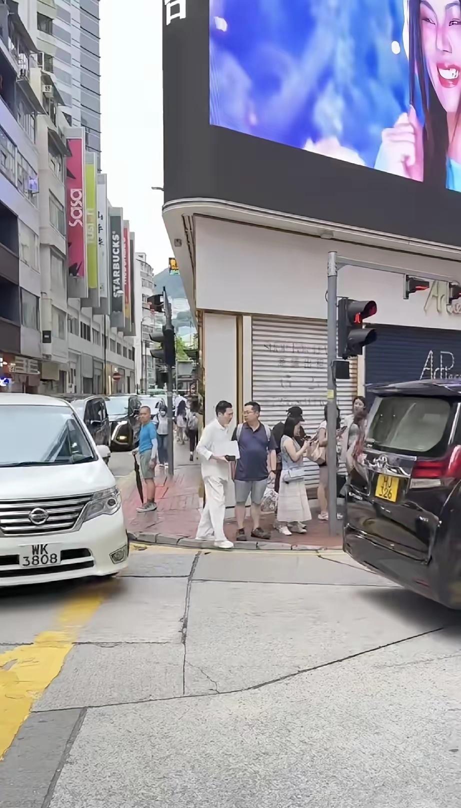 6月24日，向华强独自一人现身香港铜锣湾街头被偶遇，78岁的他穿着一身白色的衣服