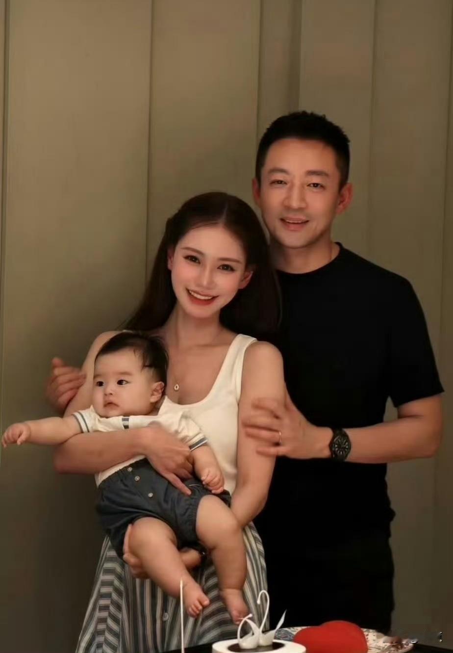 马筱梅34岁生日晒全家福，一家三口温馨同框氛围感拉满