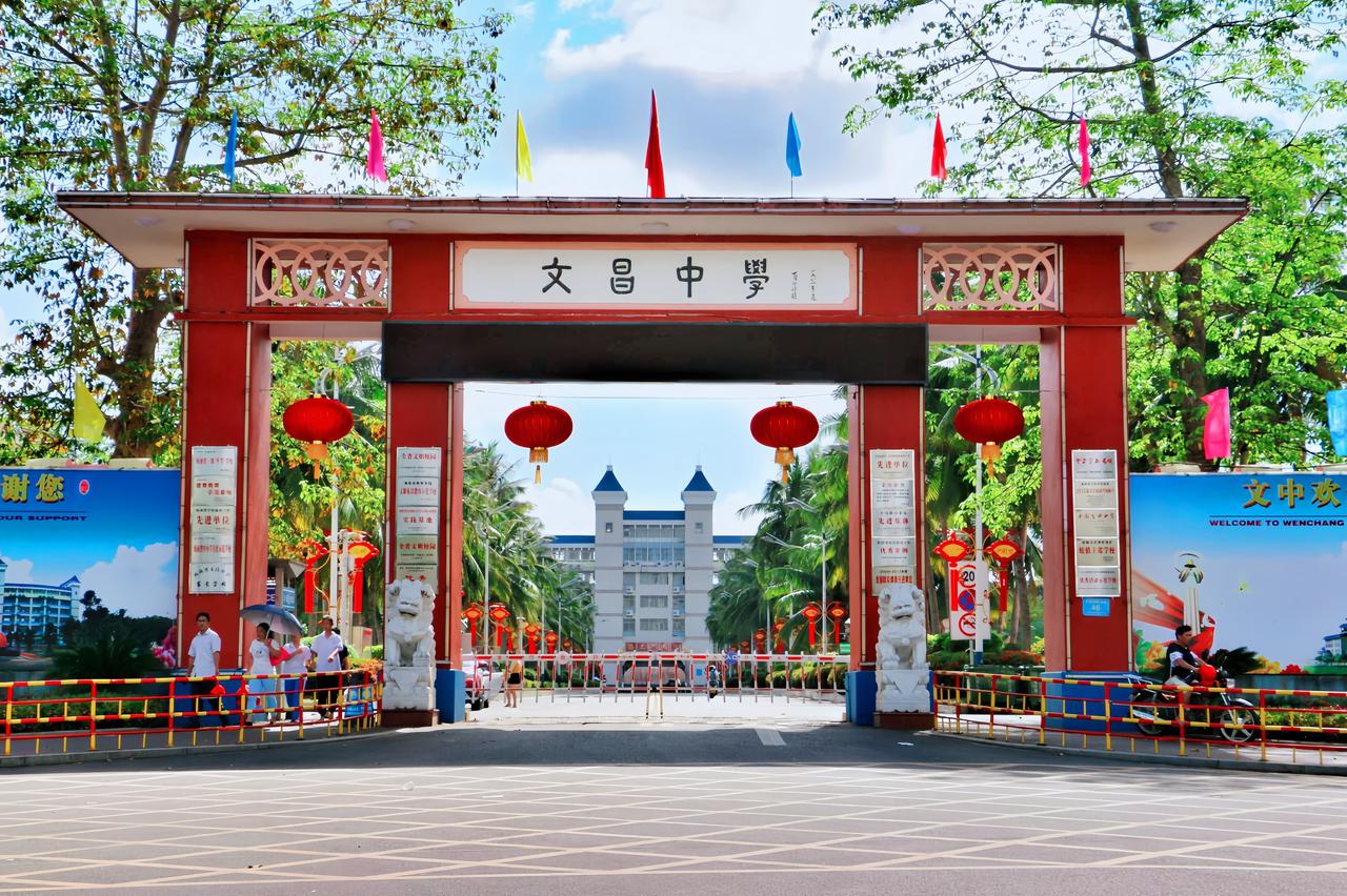 1977年当时还隶属于广东省的海南行政区在高考恢复第一年创下两项全省奇迹。海南高