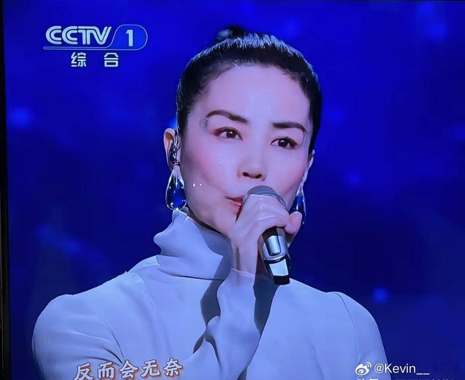 王菲今年的妆造真的有点一言难尽而且今年的歌，和去年春晚相比，感觉少了很多空灵的感