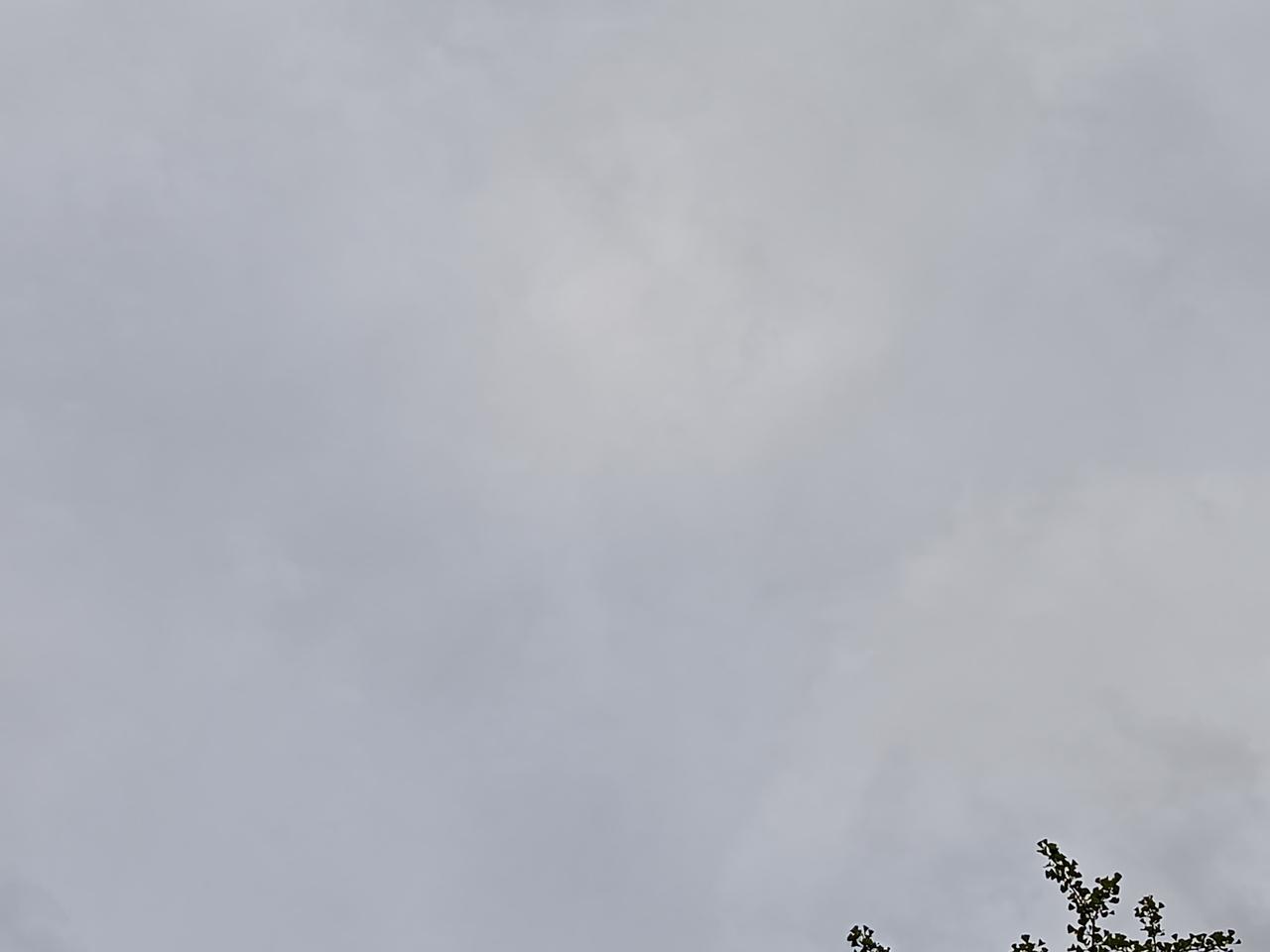 昨天下午，妈妈去接中考完的女儿，由于接孩子的家长太多，妈妈的车子停在了离学校门口