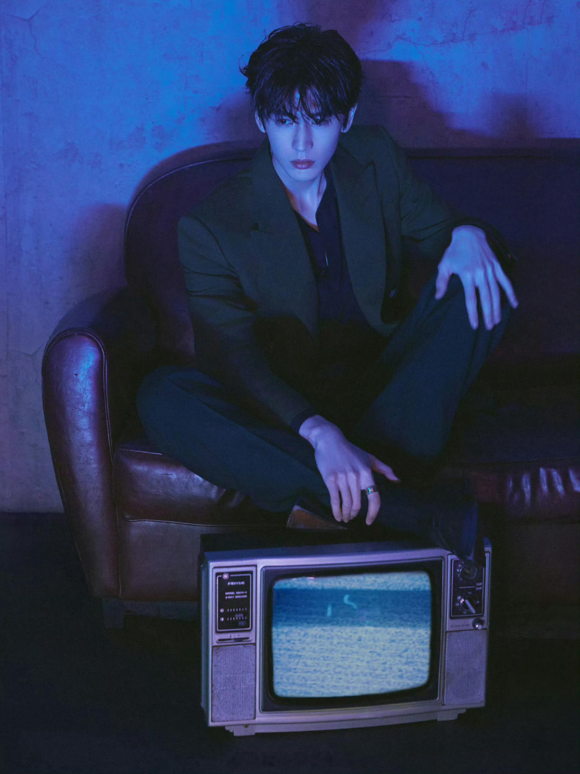 张凌赫星光大赏出图看的人直呼帅哥你好，颜值身材和气质全拉满了星光大赏红毯