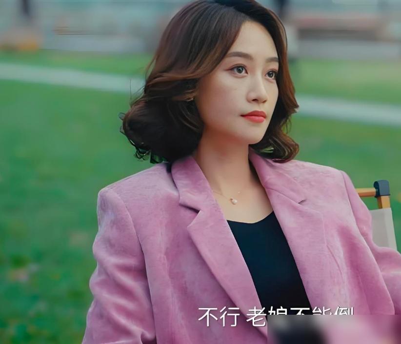 女人当众被狗咬，大佬竟看上她？
她给客户送酒，金太太放出恶犬。狗牙生生撕开手臂