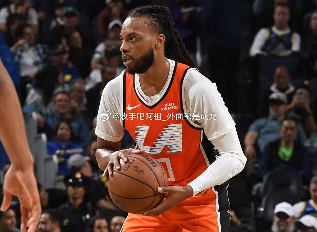 NBA常规赛，快船今日主场对阵独行侠。首节比赛中，快船球星加兰已经拿到了8分，他