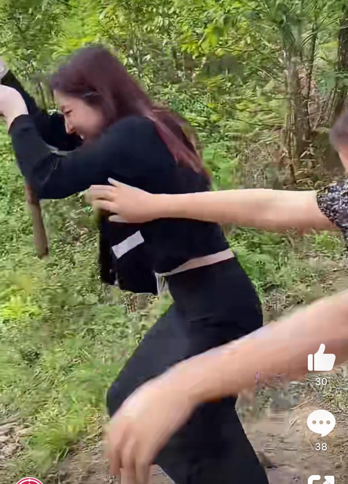好奇害死猫，这女滴硬要去拉荡秋千，结果悲剧了。以这个女孩的力气，荡在空中，压根抓