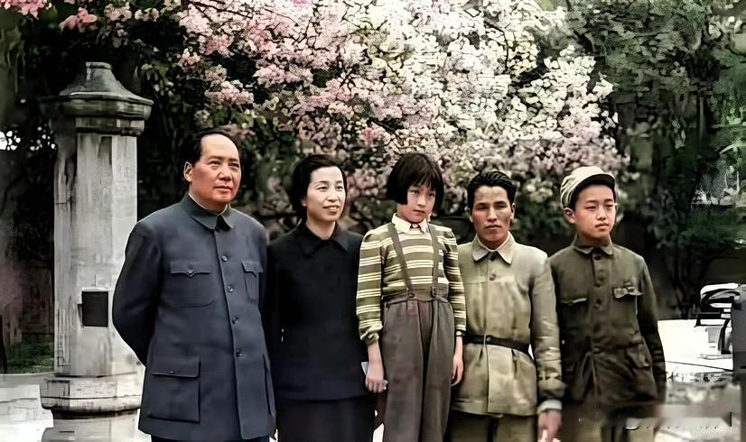 1949年毛主席在香山双清别墅的一段难得的家庭时光。画面中的人物：

李讷：19