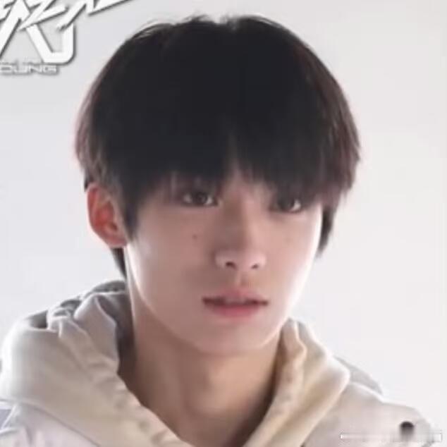 梓渝17岁靠这张脸让一百多个站姐都在他身上押宝，果然红了 