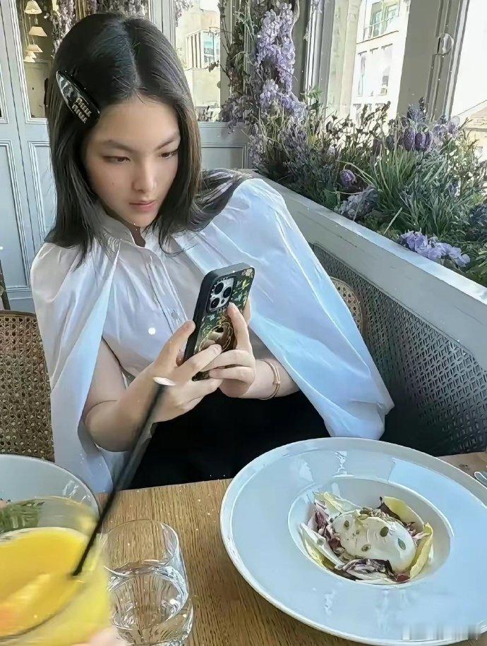 王诗龄吃饭前也拍照发朋友圈，看来星二代也喜欢晒，肥而不腻，是对她最好的评价 