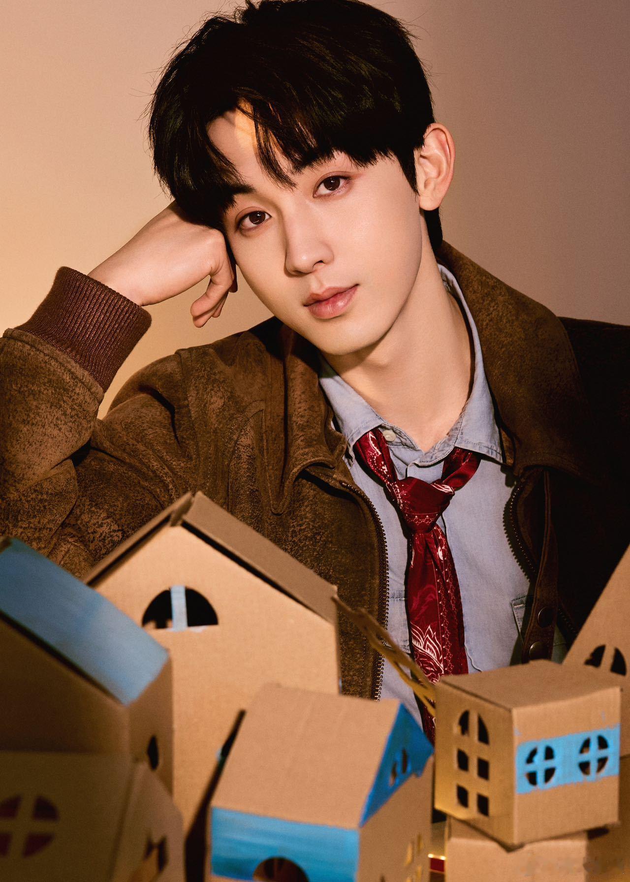 郭俊辰这张脸真的长在审美点上，皮夹克搭配红色领带，干净利落又不失体面，气质直接拉