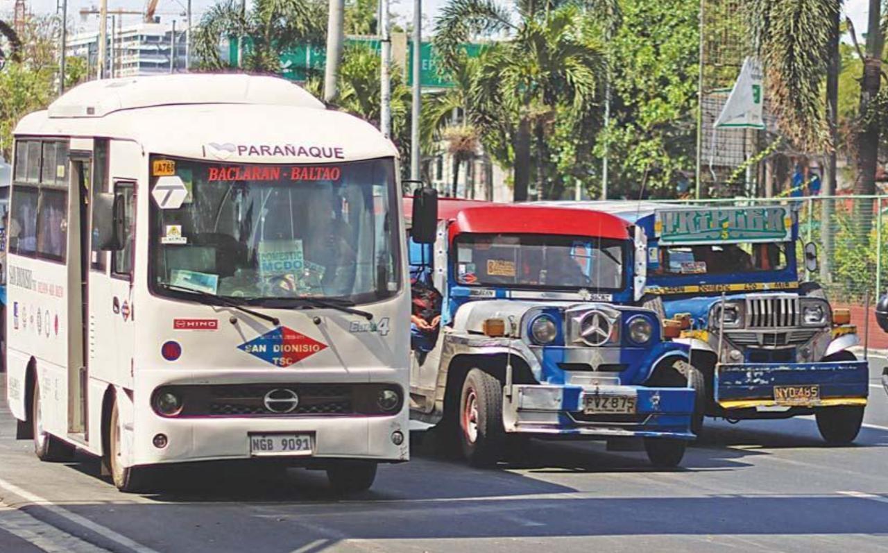 小马科斯没想到，菲律宾的司机们还没等到补贴，油价先涨了七成！

53 岁的罗埃尔