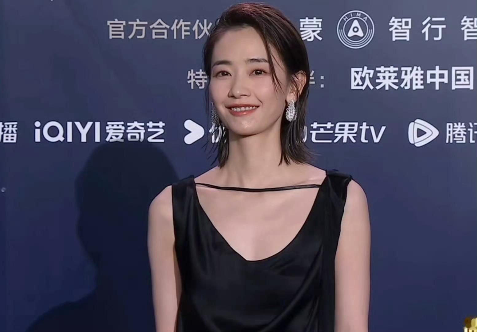刘雅瑟手持阿嬷剧组专属油柑  刘雅瑟出席微博电影之夜时，手持电影《给阿嬷的情书》
