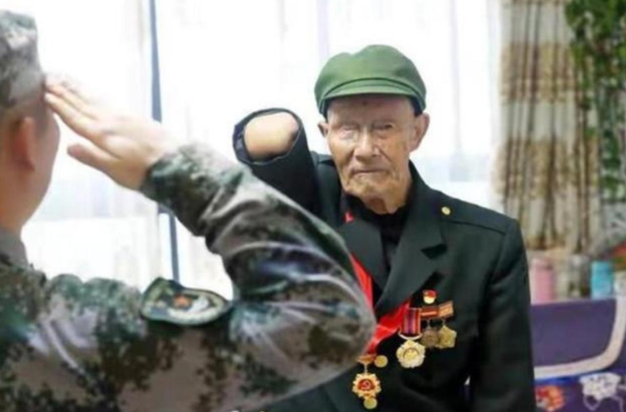 1963年，一位解放军首长下乡考察，却无意间看到了一个熟悉的身影，随即冲上去抱住