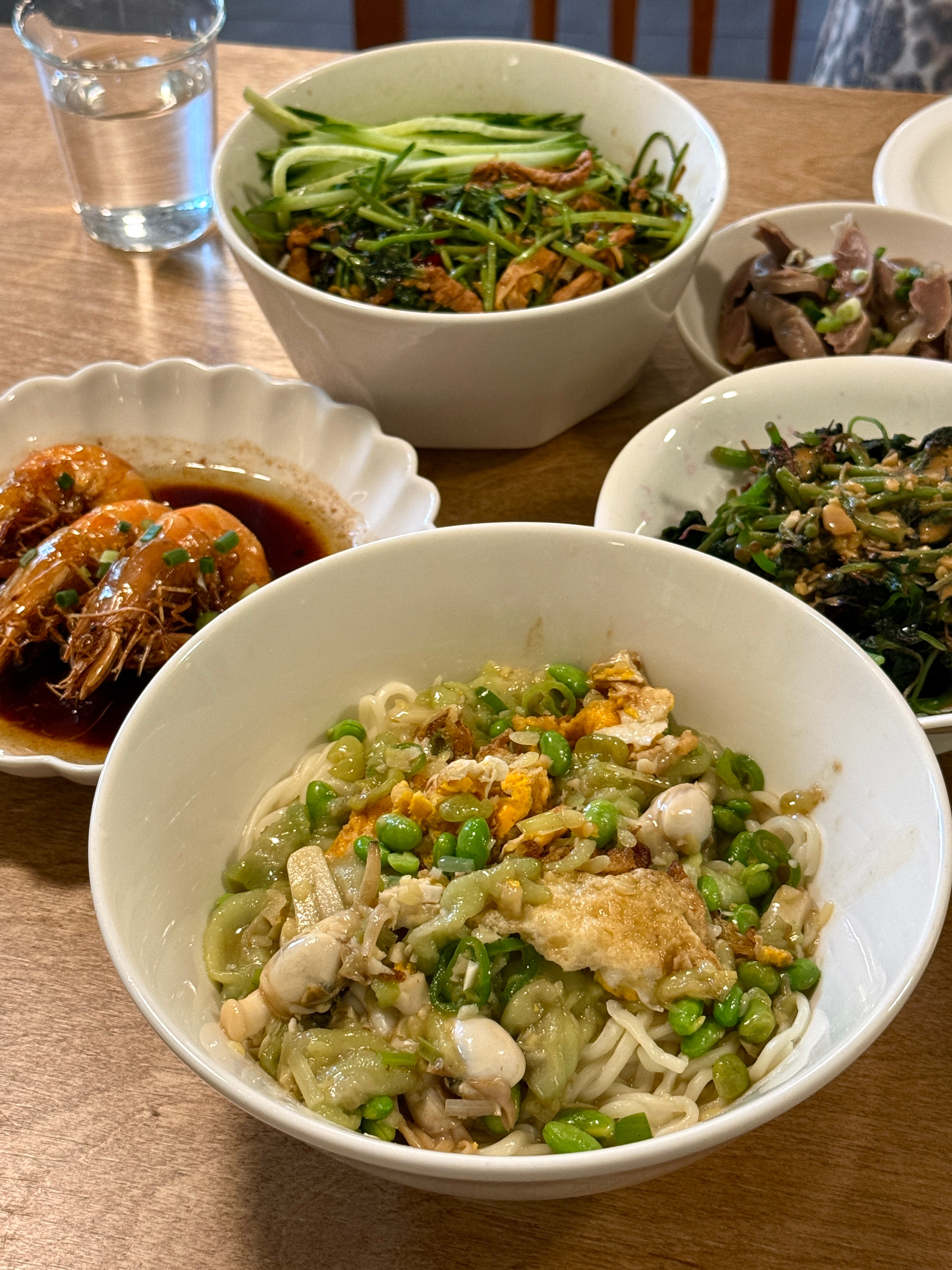 社区小面馆 菜单随季节时令调整整体偏清淡 没有过多调味是吃了很舒服的家常味道面条