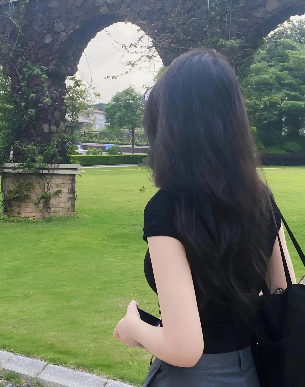 漫步在绿意盎然的公园，感受自然的宁静与美好