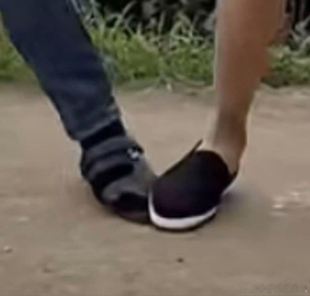 哪里来的男团这么会搞抽象 抽象界的顶流非山海小队莫属，别人男团靠颜值圈粉，他们靠