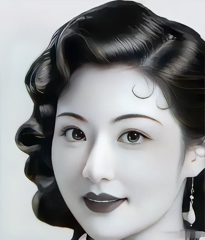 1939年，年仅23岁的长子孔令侃，在赴美途中，竟与母亲宋霭龄的牌友，年长他17