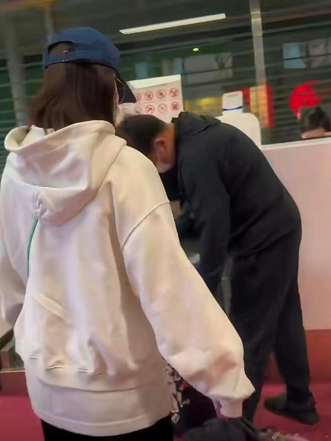 我还是受不了阚清子老公长这样哪来的胖保镖😅这真的是一对夫妻么😅姐姐到底是为什