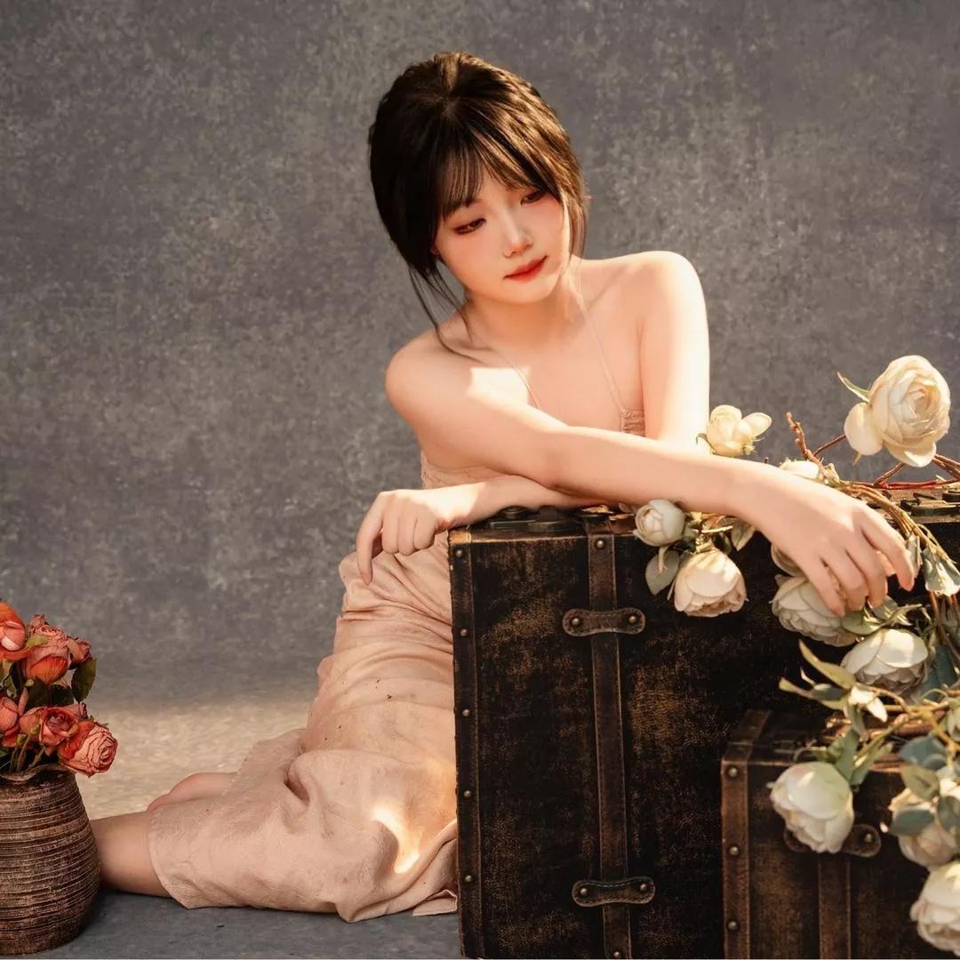 复古少女倚靠古箱，静谧优雅古典气质女孩 书卷少女 行走的女孩背包 文艺复古女孩 