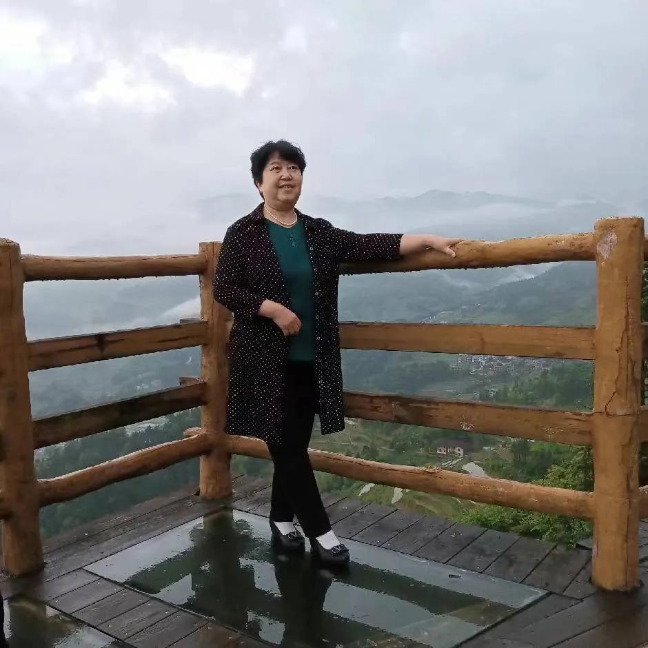 我参加工作将近四十年，我可怎么也忘不了在一起工作的老同事和领导对我的帮助。在那漫