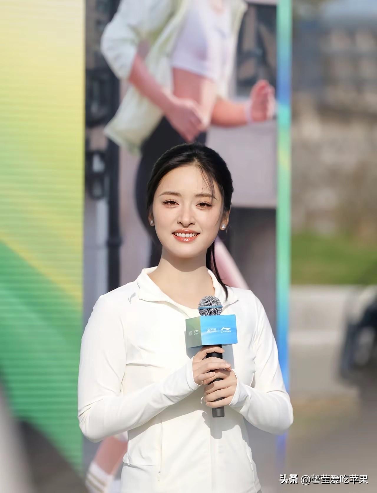 万万没有想到，女神现实中居然那么矮，白瞎我看了十几年电视，现在才知道！[我想静静